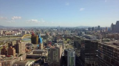 Tayvan güneşli günü Taipei şehir manzaralı çatılar havadan manzara 4k