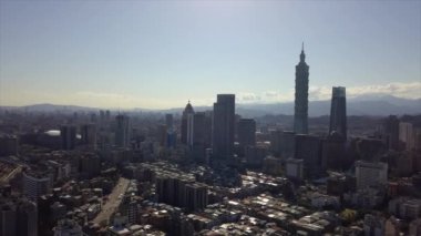 Tayvan güneşli Taipei şehir merkezi trafik sokakları hava manzarası 4k