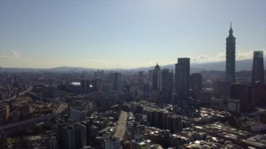 Tayvan güneşli bir gün. Taipei şehir trafiği caddeleri kavşağı. Manzara 4k 'nin aşağısında.