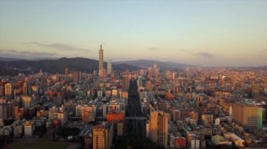 Tayvan gün batımı Taipei şehir merkezi trafik yolu hava manzarası 4k