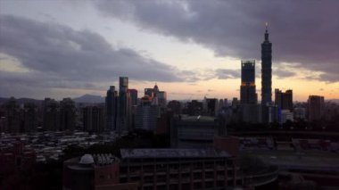 Tayvan gün batımı gökyüzü Taipei şehir manzarası ünlü binalar hava manzarası 4k