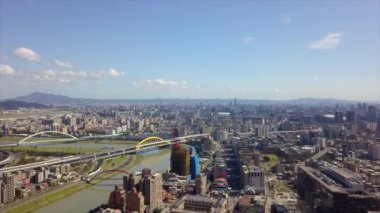 Tayvan Taipei şehrinin ünlü nehir köprüleri bölge hava manzarası 4k