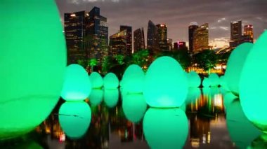 Günbatımı Aydınlatma Singapur Şehri ünlü bahçe yumurtası yerleştirme göleti zaman tüneli panorama 4k