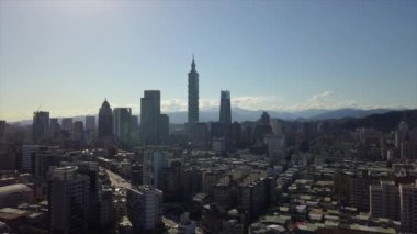 Tayvan güneşli Taipei şehir merkezi trafik sokakları hava manzarası 4k