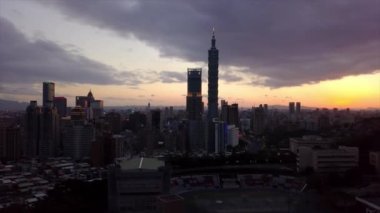 Tayvan gün batımı gökyüzü Taipei şehir manzarası ünlü binalar hava manzarası 4k