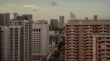 Gündoğumu vakti Singapur şehir merkezi trafik sokağı çatısı zaman ölçümü panorama 4k