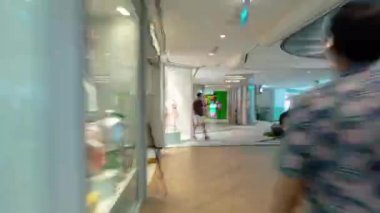 Singapur şehir merkezi ünlü modern alışveriş merkezi yürüyüş zamanı panorama 4k