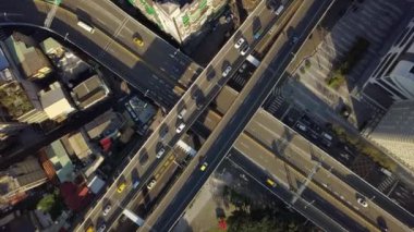 Tayvan gün batımı. Taipei şehri trafik yolu kavşağı. Panorama 4k.