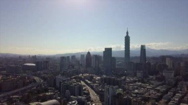 Tayvan güneşli Taipei şehir merkezi trafik sokakları hava manzarası 4k
