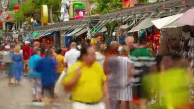 Singapur 'un gündüz vakti Çin kenti kalabalık sokak pazarı panorama 4K