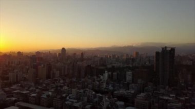 Tayvan gün batımı Taipei şehir manzarası hava manzarası 4k