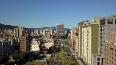 Tayvan güneşli Taipei şehir manzarası gece pazarı trafik sokakları hava manzarası 4k