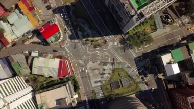 Tayvan güneşli bir gün, Taipei City trafik sokağı, kavşak, aşağıdaki manzara panorama 4k