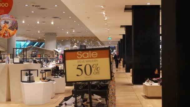 자카르타 중심가 쇼핑몰 백화점 슬로우 모션걷기 파노라마 — 비디오