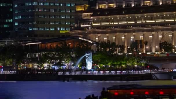 夜のライトアップされたシンガポールの有名なマリーナベイ噴水タイムラプスパノラマ4K — ストック動画