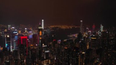 Aydınlatılmış Hong Kong şehrinin hava manzarası, Gece, 4k  