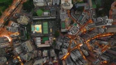 Aydınlatılmış Hong Kong şehrinin hava manzarası, Gece, 4k  