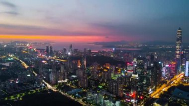 Şenzen şehir manzarası günbatımı gökyüzü şehir merkezindeki panoramik 4k eğim zaman kayması Çin porseleni