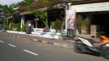 Gündüz Bali Adası küçük kasaba scooter yolu Pov Panorama 4k Endonezya