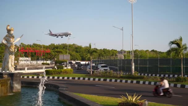 Sunny Day Bali Island Airport District Traffic Street Circle Aircraft — Stok video