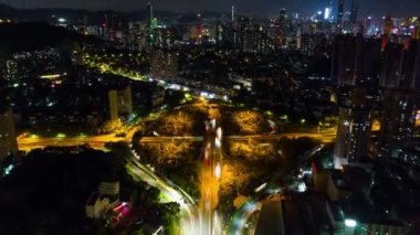 Gece vakti Shenzhen şehri trafik yolu kavşağı havadan panoramik 4k eğim değişimi Çin porseleni