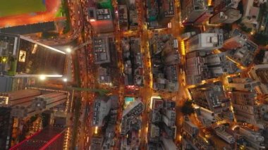 Aydınlatılmış Hong Kong şehrinin hava manzarası, Gece, 4k  