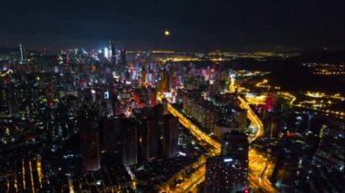 Gece vakti Şenzen şehri trafik yolu caddesi havadan panoramik 4k eğim değişimi zaman çizelgesi