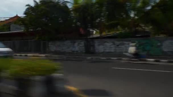 白日巴黎岛小镇滑板车公路边游全景4K印度尼西亚 — 图库视频影像
