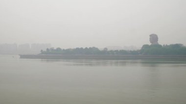Yağmurlu günler Changsha şehri nehir kıyısı ünlü ada parkı anıtı ağır çekim panorama 4k porselen