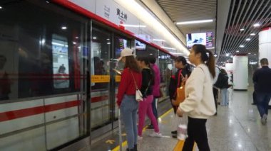 Changsha şehir metro istasyonu yolcuları panorama 4k porselen