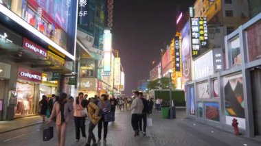 Gece vakti aydınlatma Changsha şehir merkezi ünlü yaya alışveriş caddesi yavaş çekim panorama 4k porselen