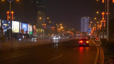 Gece aydınlatması Changsha şehri trafik sokağı manzarası 4k porselen