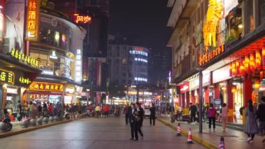 Gece vakti aydınlatma Changsha şehir merkezi ünlü yayalar alışveriş caddesi manzarası 4k porselen