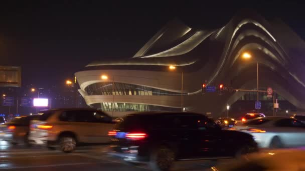 夜光照亮长沙市著名的现代艺术中心交通要道4K中国 — 图库视频影像