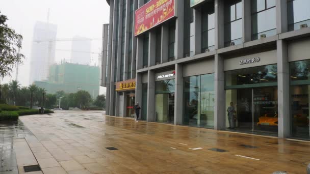 Día Lluvioso Changsha Ciudad Lujo Coche Salón Frente Cámara Lenta — Vídeo de stock