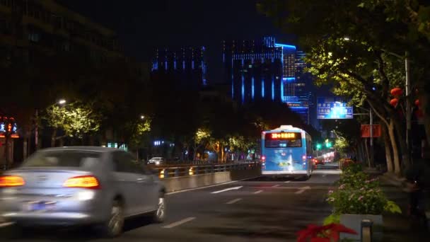Νυχτερινή Φωτισμένη Πλευρά Της Οδού Κυκλοφορίας Στην Πόλη Nanjing Κίνα — Αρχείο Βίντεο
