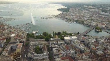 İsviçre göl körfezi ile Cenevre şehir manzarası, 4K 