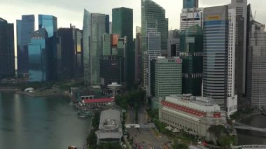 Singapur 'da şehir merkezindeki sokak trafiğinin hava manzarası, 4K
