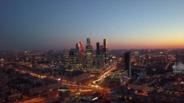 Moskova şehir trafik sokakları, havadan manzaralı panorama 4k, Rusya gece aydınlandı