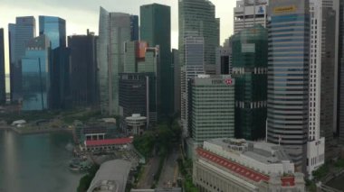 Singapur caddelerinde gündüz vakti hava manzarası, 4K