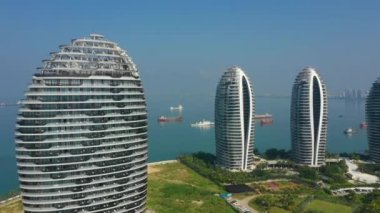 Sanya Körfezi, Hainan Adası, Çin 4k 'deki ünlü lüks otel merkezinin hava manzarası. 