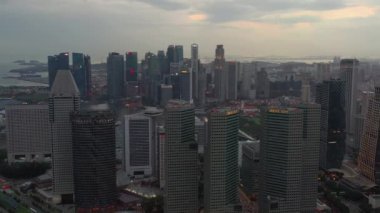 Singapur caddelerinde gündüz vakti hava manzarası, 4K