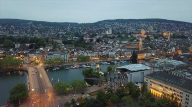 Akşam vakti hava manzaralı Zürih şehri İsviçre, 4K 