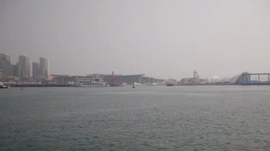 Güneşli bir gün Qingdao şehri Olimpiyat Körfezi rıhtımında ünlü panorama 4k porseleni