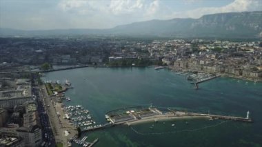 Güneşli bir günde şehir manzaralı Cenevre Göl Koyu 'nun havadan manzarası, İsviçre, 4k 