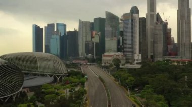 Singapur 'da şehir merkezindeki sokak trafiğinin hava manzarası, 4K