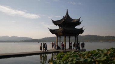 Güneşli bir gün, Hangzhou şehri ünlü West Lake Pier Bay Pagoda ağır çekim panorama 4k Çin porseleni