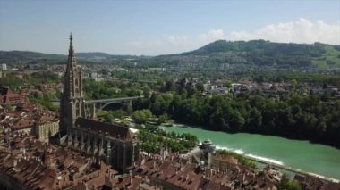 Güneşli bir günde Bern şehrinin hava manzarası, 4K 