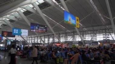 gündüz vakti Qingdao şehir merkezi tren istasyonu ana salonda ağır çekim panorama 4k porselen doluydu.