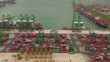 Singapur şehrindeki ünlü liman limanının hava manzarası, 4k